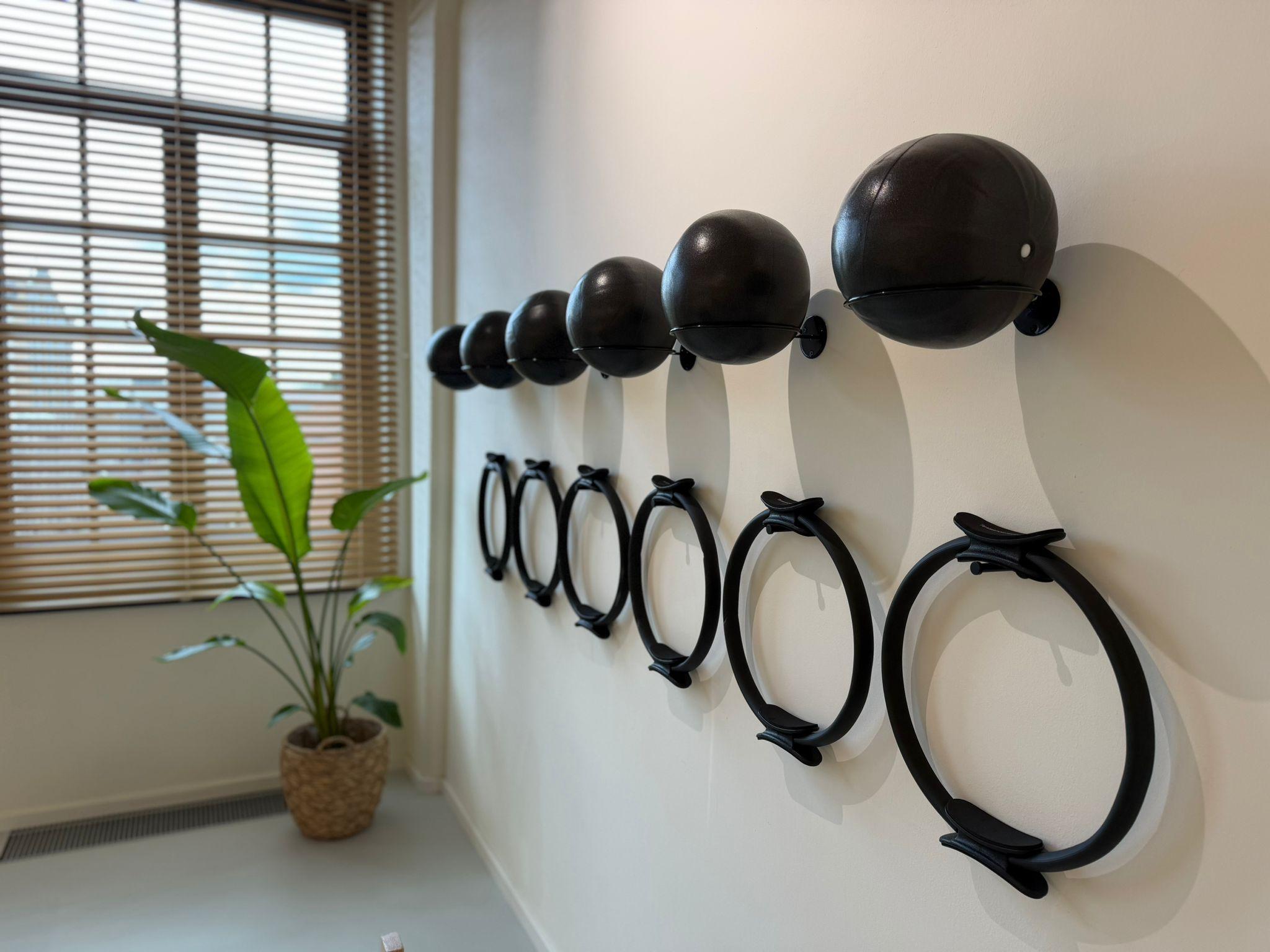 Pilates Ringe und Bälle an der Wand