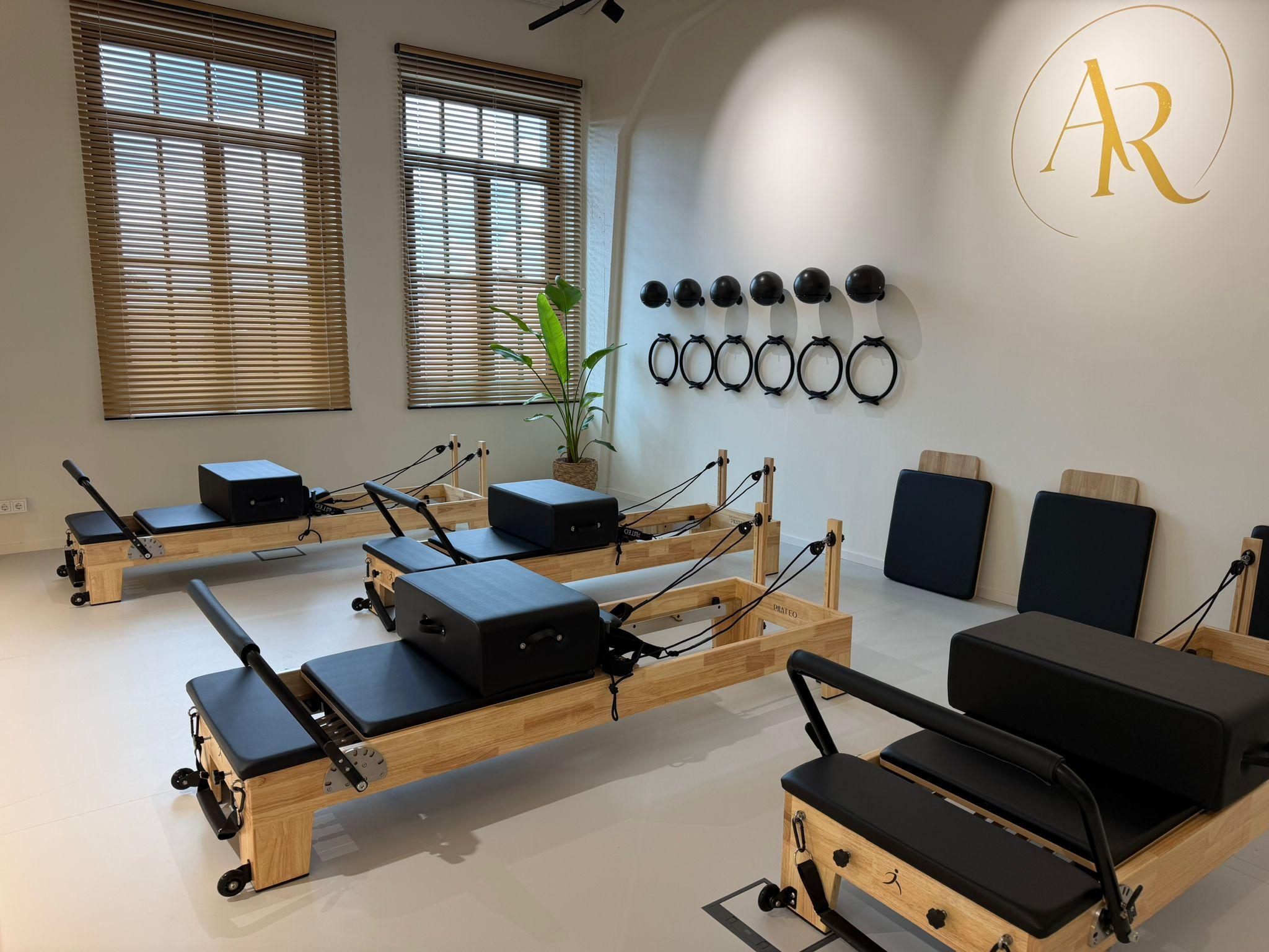 Trainingsraum mit Aura Reformer Logo