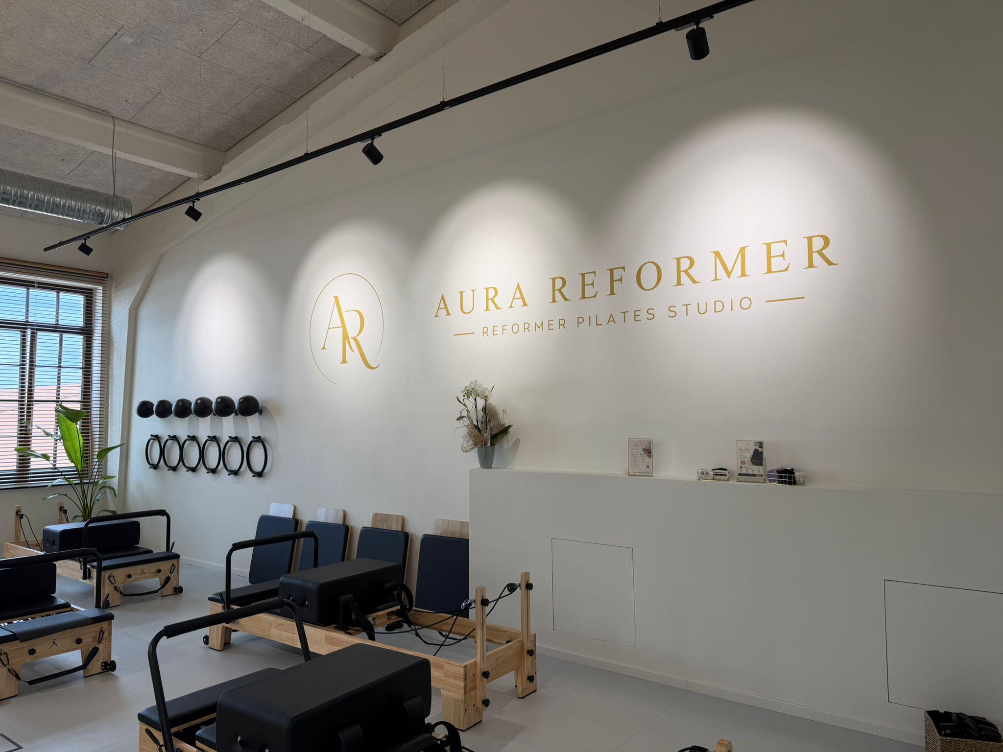 Empfangsbereich mit Aura Reformer Logo