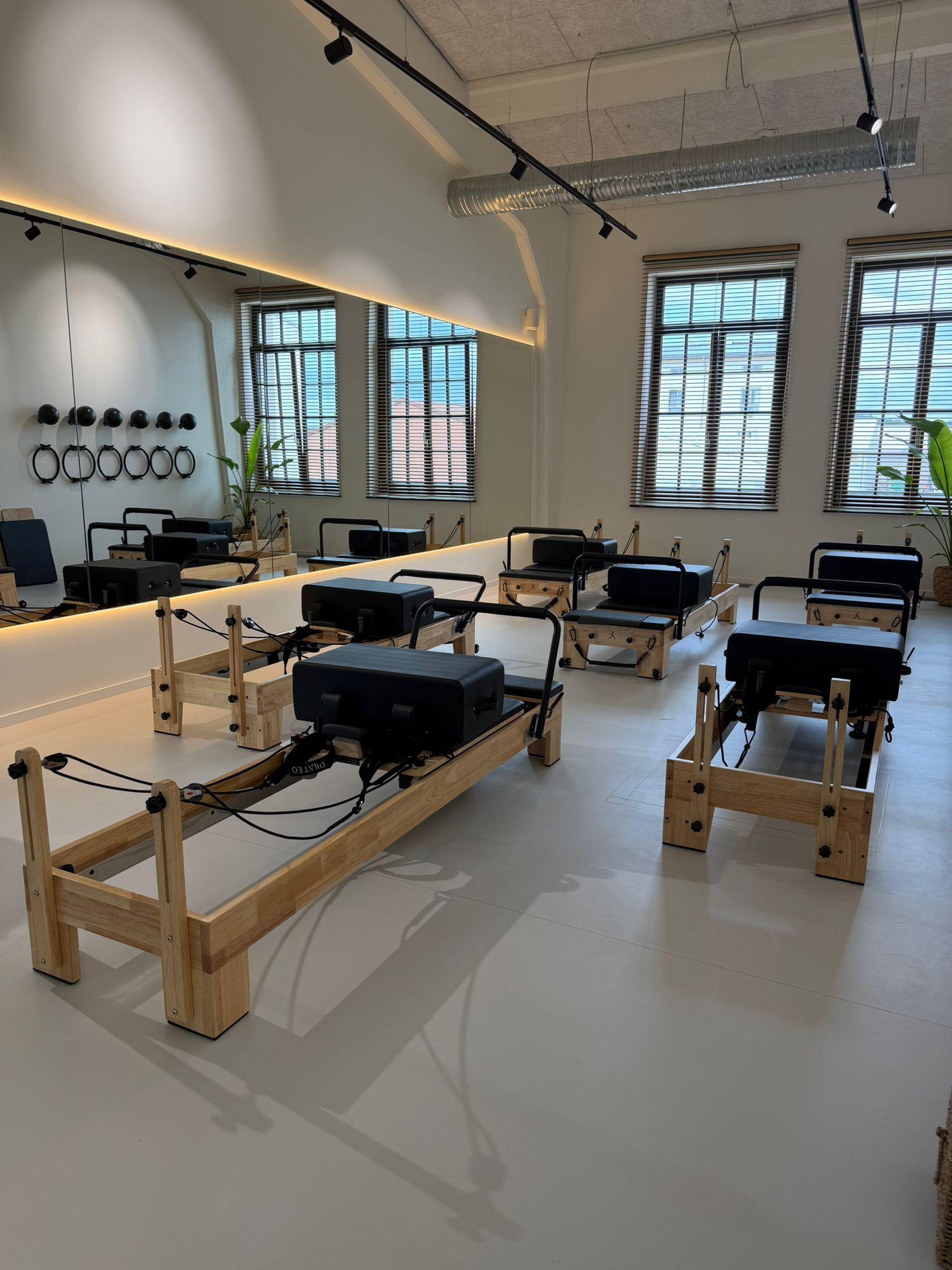 Trainingsraum mit Reformer-Geräten bei Aura Reformer